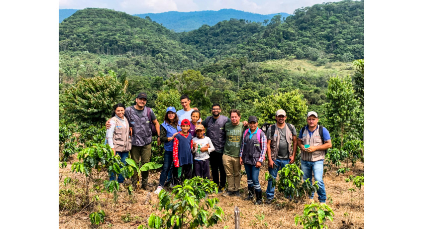 Destilando paz: Firmantes de paz transforman la industria cafetera colombiana